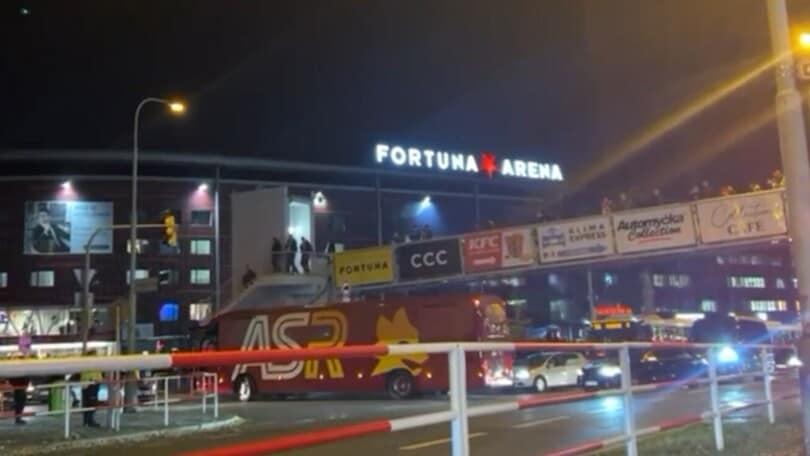 Roma carica per l'Europa League: l'arrivo del bus alla Fortuna Arena