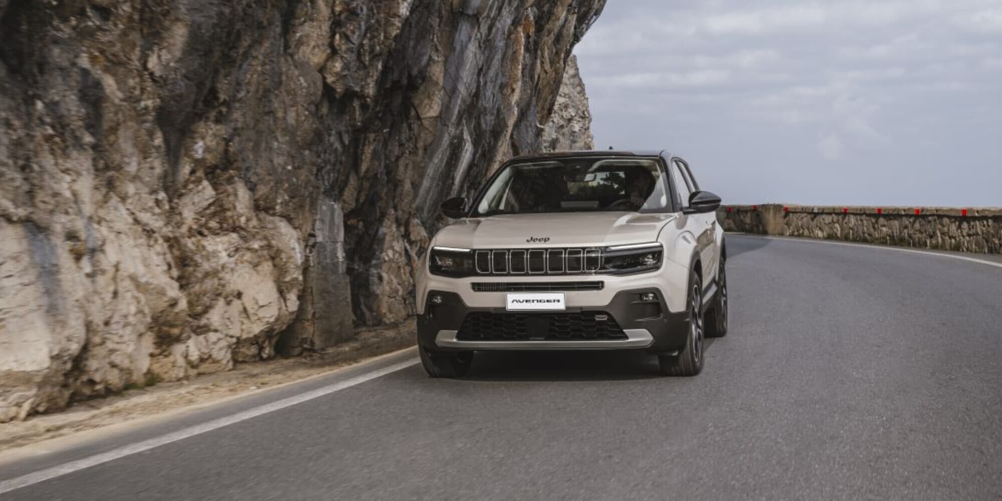 Jeep Avenger, la famiglia cresce: arriva la e-Hybrid