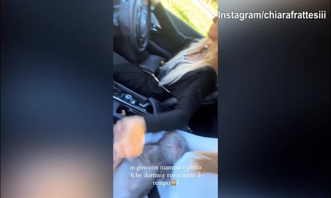 Chiara Frattesi e mamma in auto con..il cane che russa!