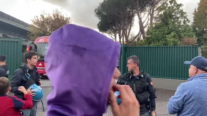 La Roma parte da Trigoria verso l'Olimpico, quanti tifosi ad incitare la squadra!