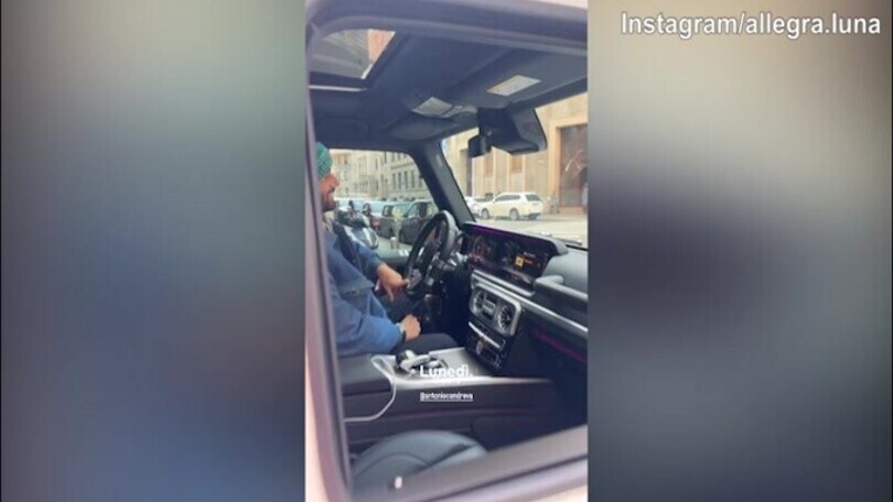 Candreva in auto arriva a Milano, Allegra: "Ecco il papi..."