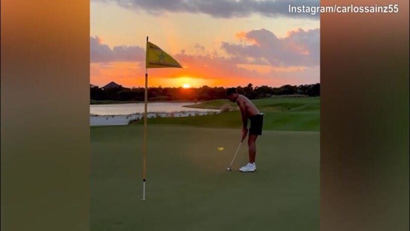 Formula 1, Sainz si rilassa tra golf e surf