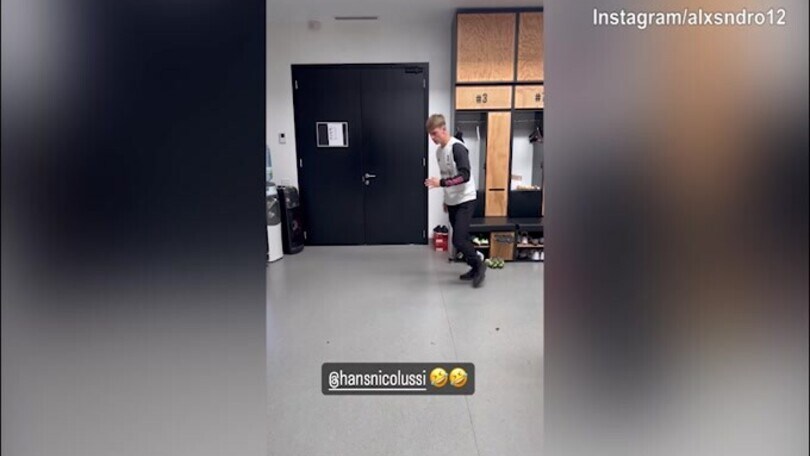Juventus, Alex Sandro se la ride con Nicolussi