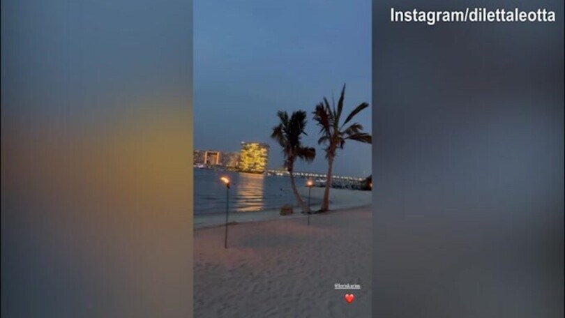 Diletta e Karius a Dubai, passeggiata sul mare