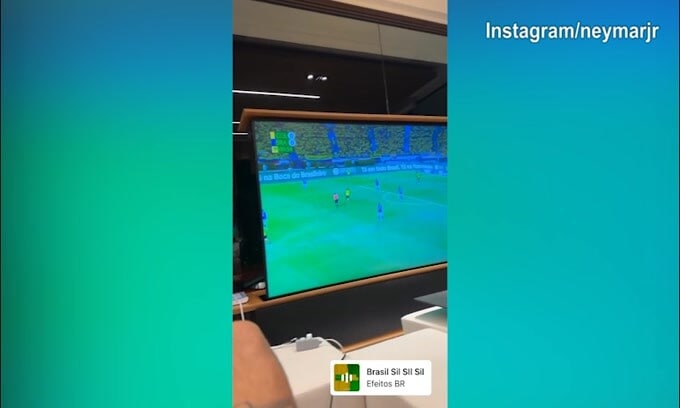 Neymar davanti alla tv per guardare il Brasile