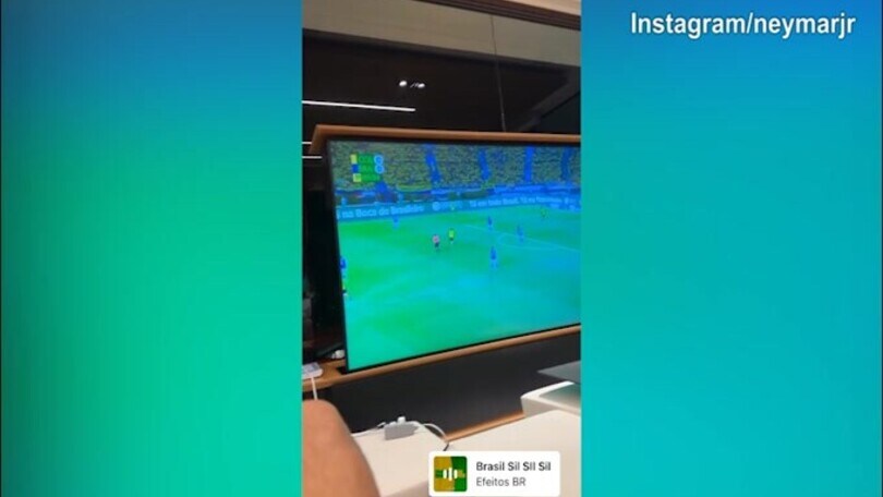 Neymar davanti alla tv per guardare il Brasile