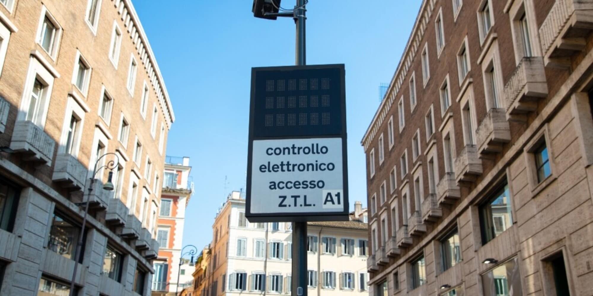 Passa 103 volte nello stesso varco Ztl: gli arriva una multa salatissima