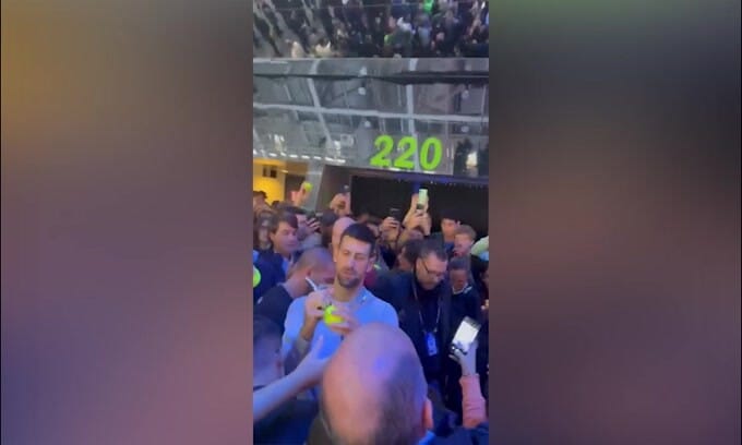 Djokovic firma autografi dopo l’allenamento. Tanti bambini impazziti per lui