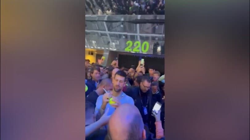 Djokovic firma autografi dopo l’allenamento. Tanti bambini impazziti per lui