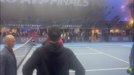 Sinner, che festa a Torino: autografi ai tifosi dopo l’allenamento