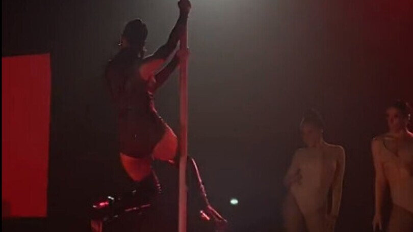 Elodie a Napoli: lap dance per i suoi fan e i tifosi azzurri