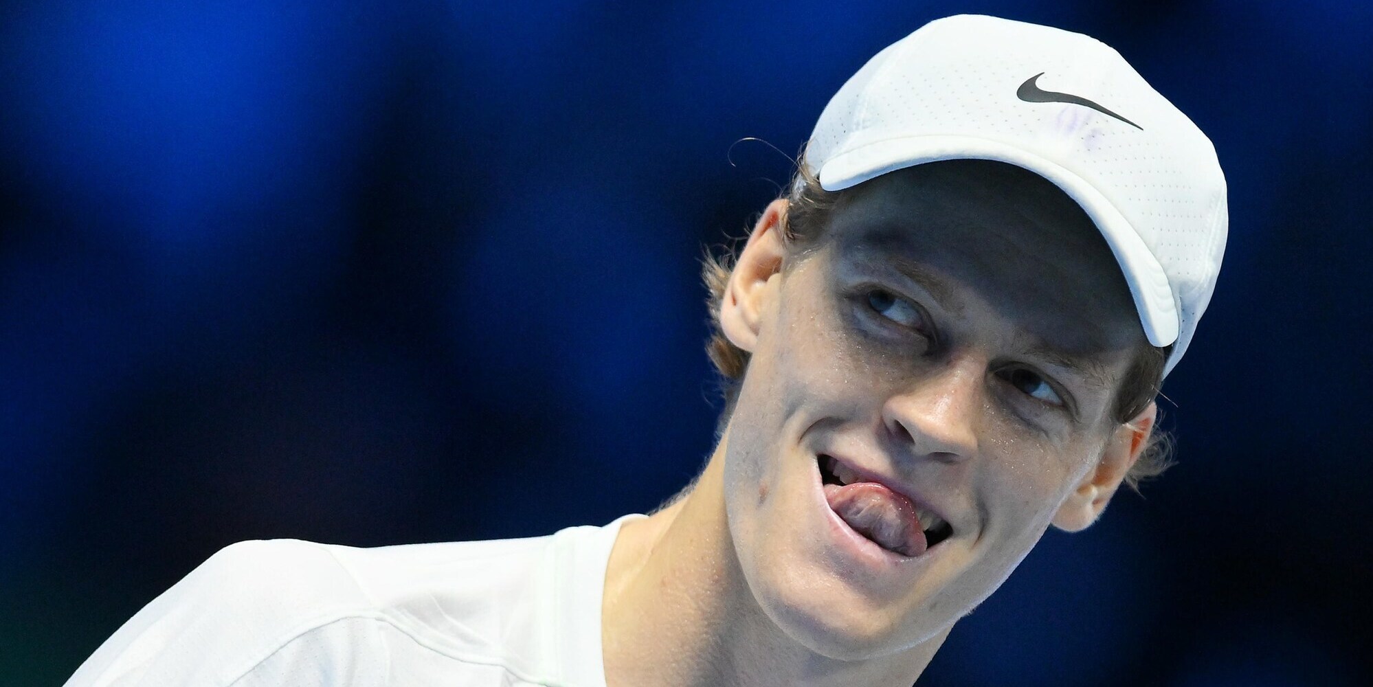 Sinner, è tutto vero. Il pubblico in delirio per lui, e anche Medvedev si inchina