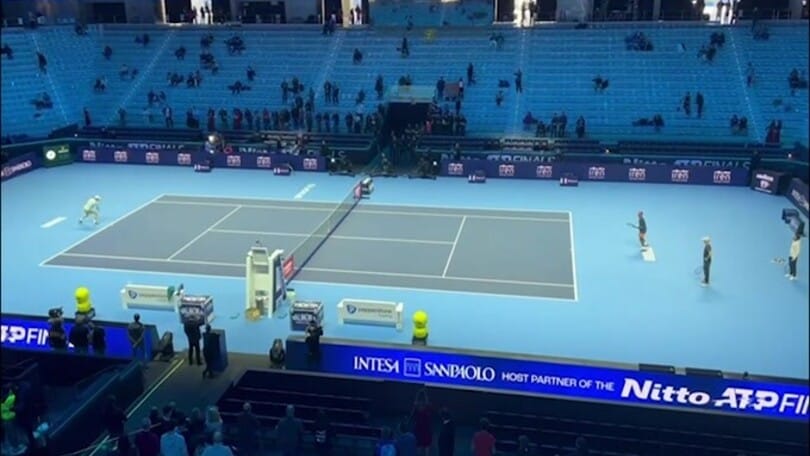 Sinner testa il campo per la finale con Djokovic: l’allenamento