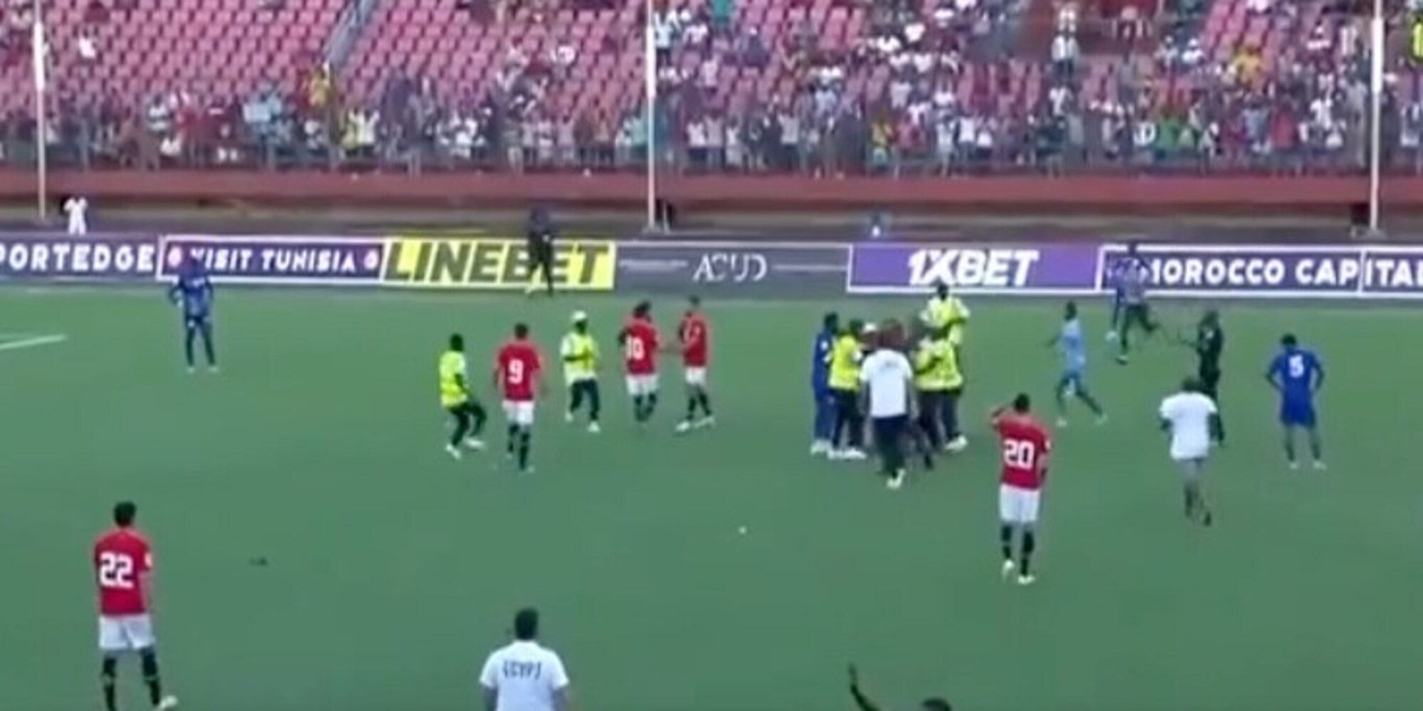 Paura per Salah: aggredito da due tifosi durante un match. Lo difendono i compagni