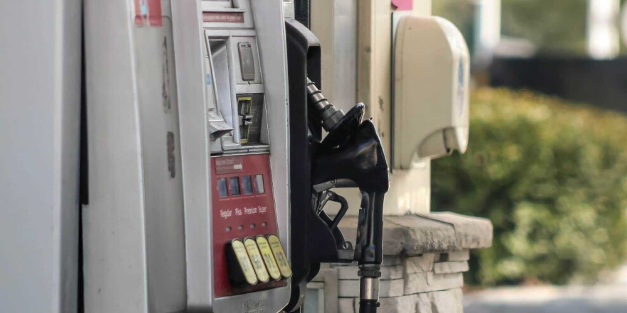 Benzina, prezzi sempre più bassi: ora è sotto quota 1,82 euro al litro