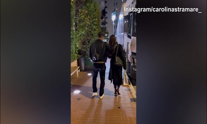 Carolina e Pellegri in giro abbracciati: le immagini del loro amore