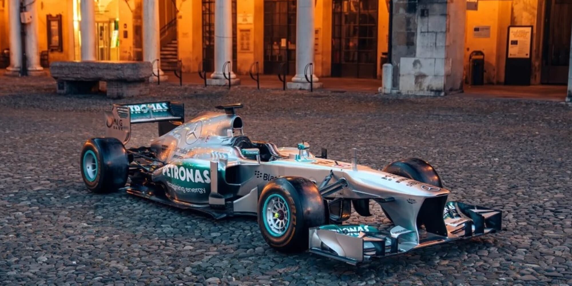 Hamilton batte Schumacher... all'asta: la sua Mercedes W04 è la F1 più cara di sempre