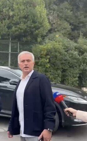 Mourinho risponde al tifoso sul rinnovo