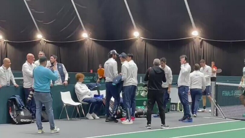 Coppa Davis, Berrettini a Malaga abbraccia i compagni prima della foto ufficiale
