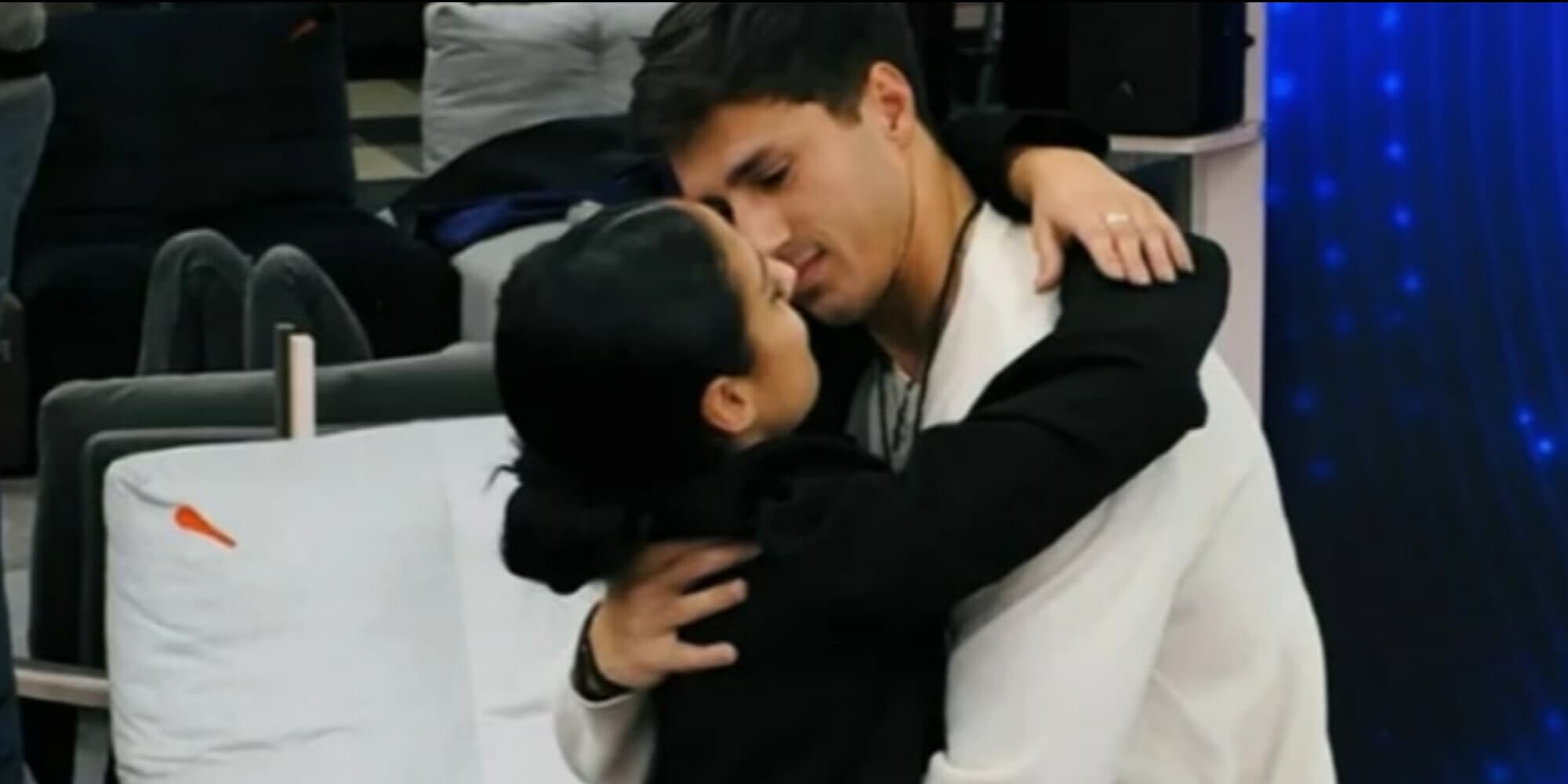 Grande Fratello, il lento tra Mirko e Perla: cosa si sono detti all'orecchio