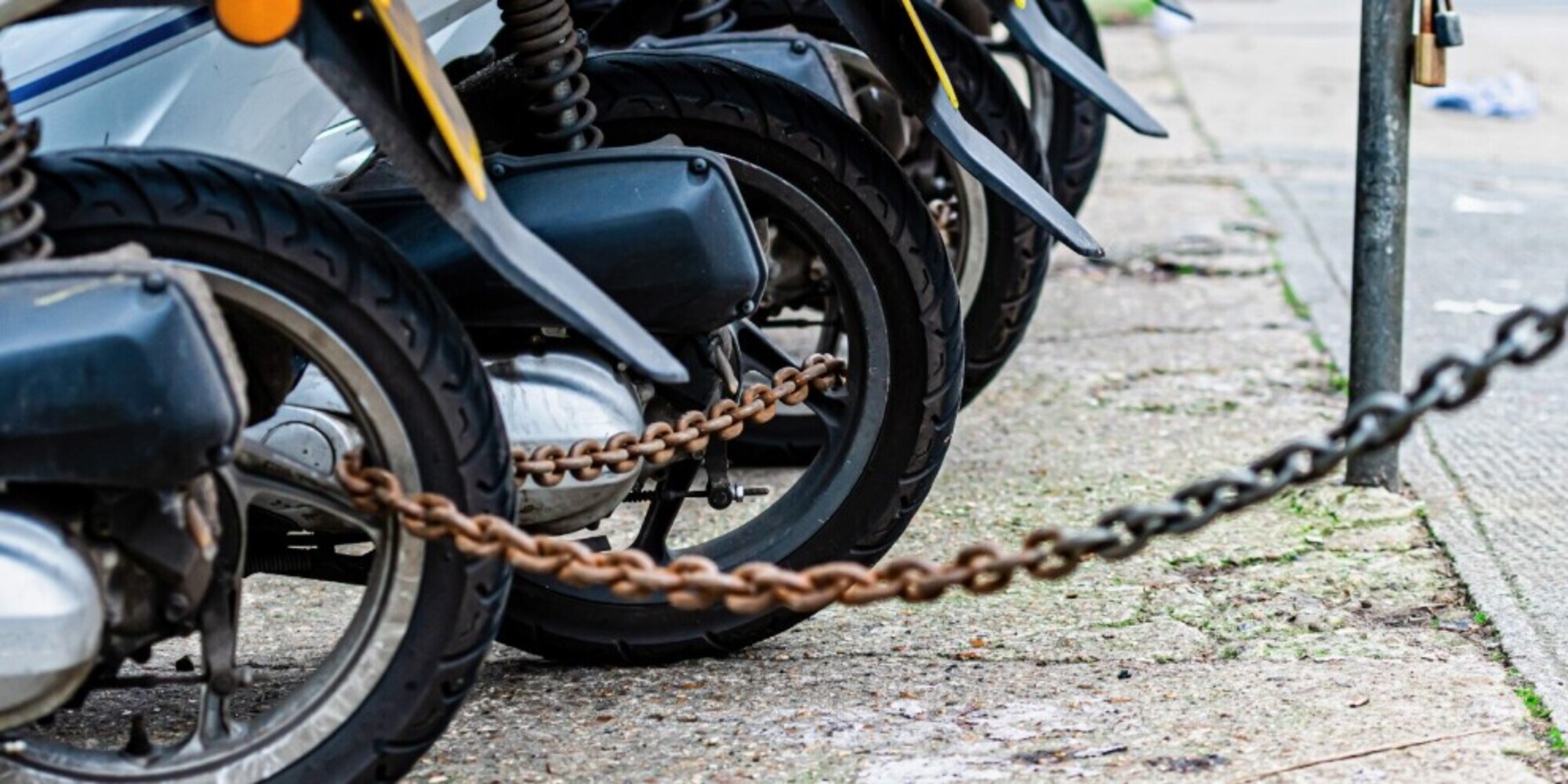 Il trucco del telo e foglie: così a Roma è boom di furti di moto e scooter