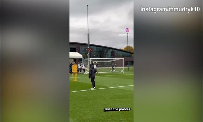 Mudryk, che gol in allenamento!