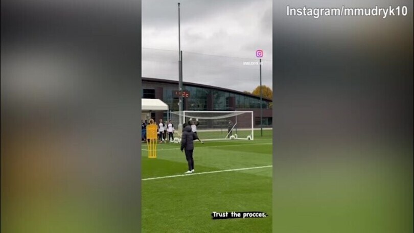 Mudryk, che gol in allenamento!