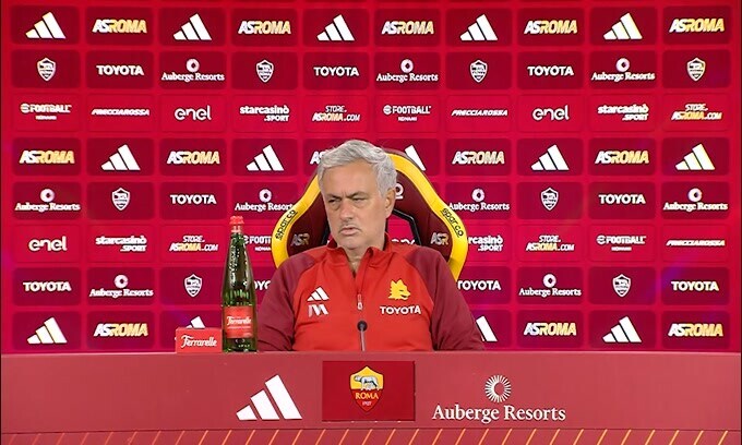 Mourinho: "Smalling si tira un po' indietro"