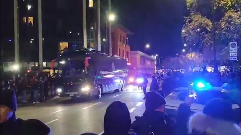 Milan-Fiorentina, l'arrivo dei rossoneri allo stadio