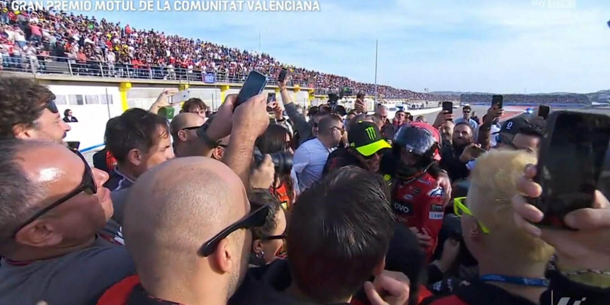 Bagnaia e Rossi, è festa in pista a Valencia per il secondo titolo