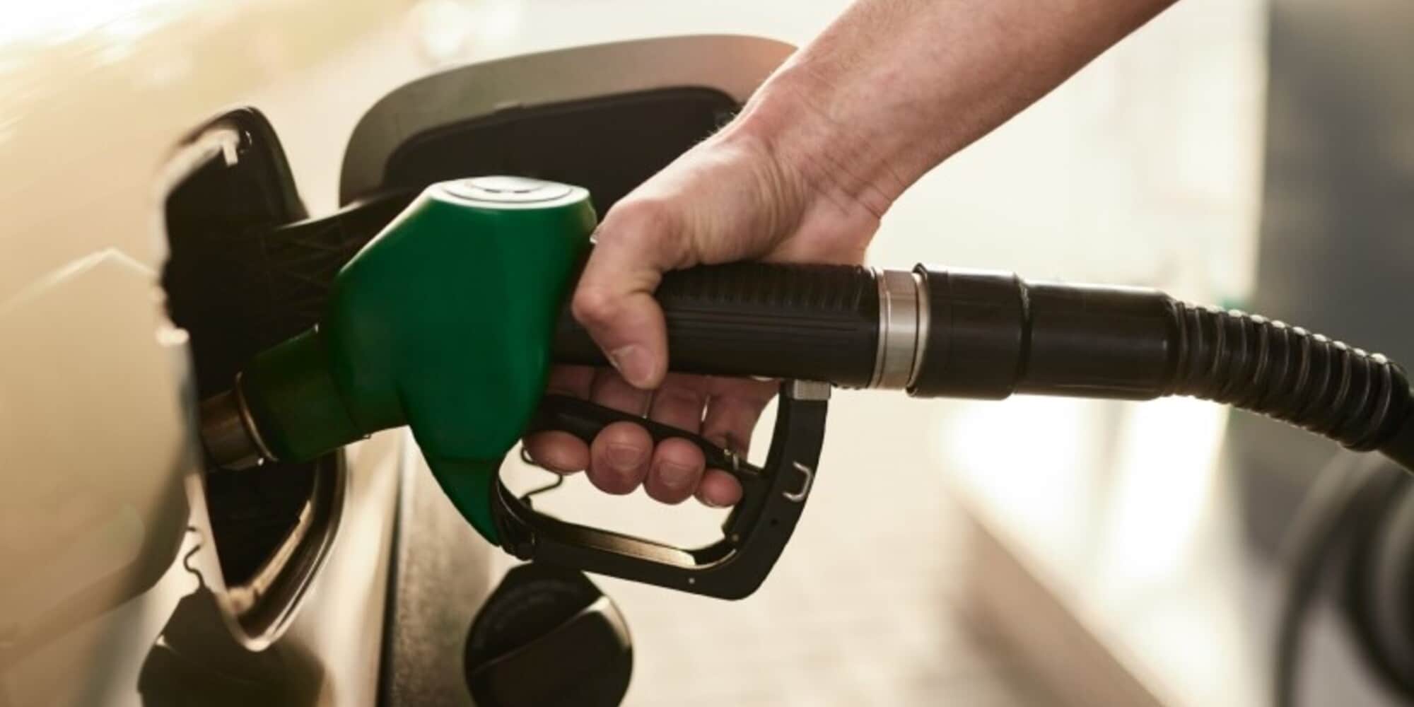 Carburanti ancora al ribasso: i nuovi prezzi esposti
