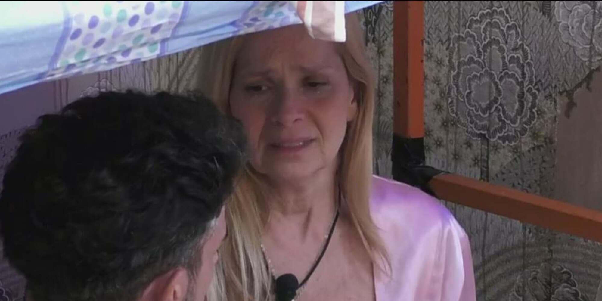 Fantasma al Grande Fratello, Grecia in lacrime: "Mi ha abbracciata"