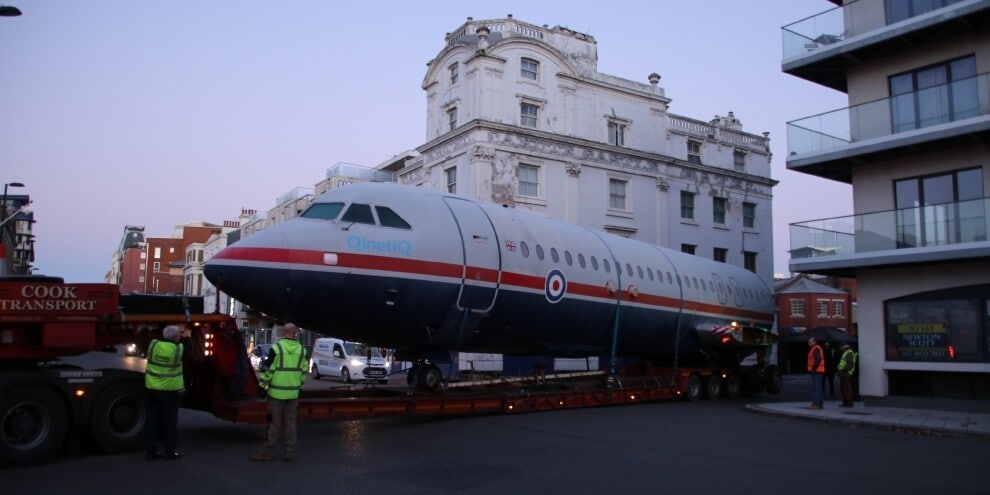 La città di Southampton è in tilt: c'è un aereo trainato per le strade