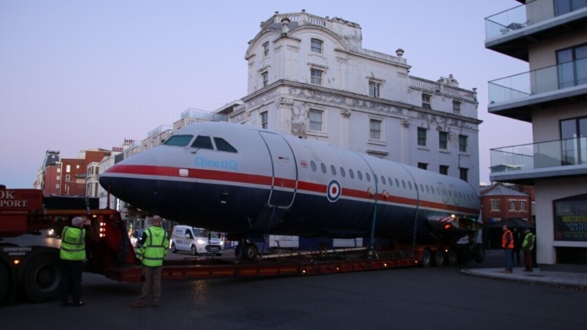 La città di Southampton è in tilt: c'è un aereo trainato per le strade
