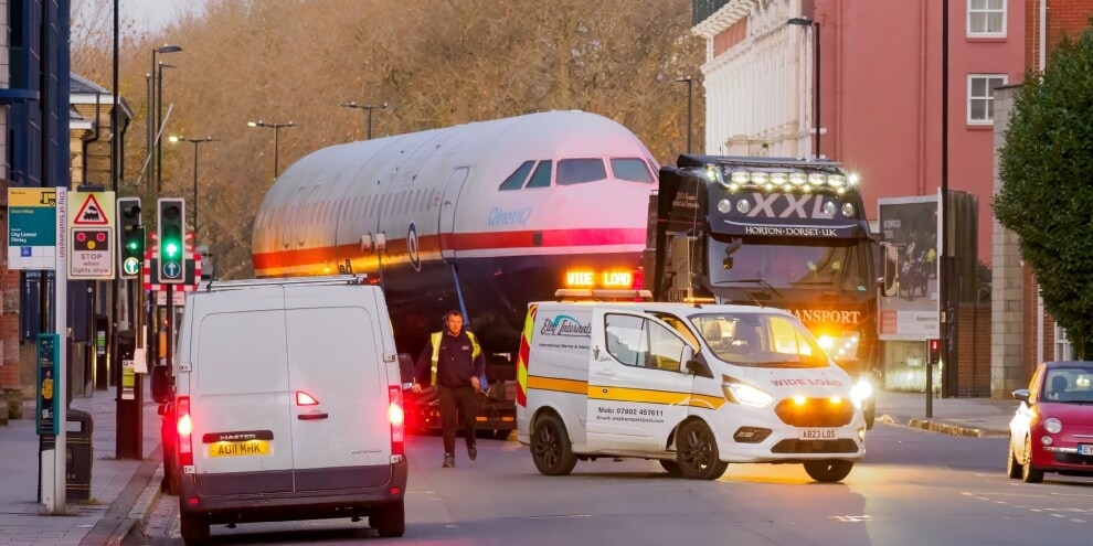 Assurdo ma vero, c'è un aeroplano trainato per le strade di una città