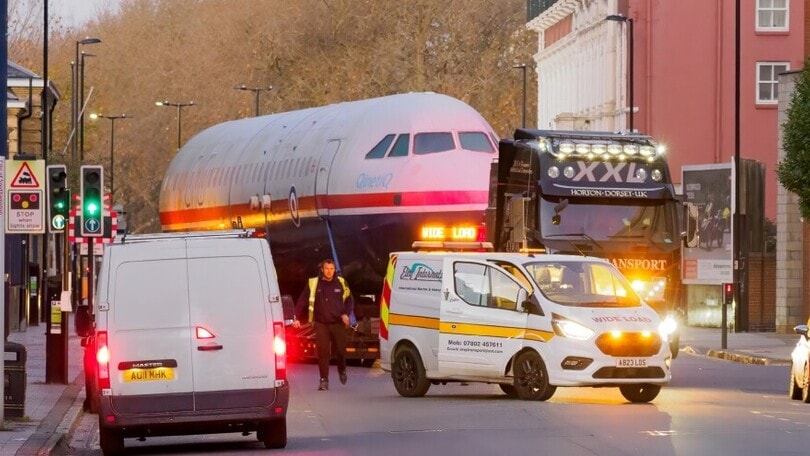 Assurdo ma vero, c'è un aeroplano trainato per le strade di una città