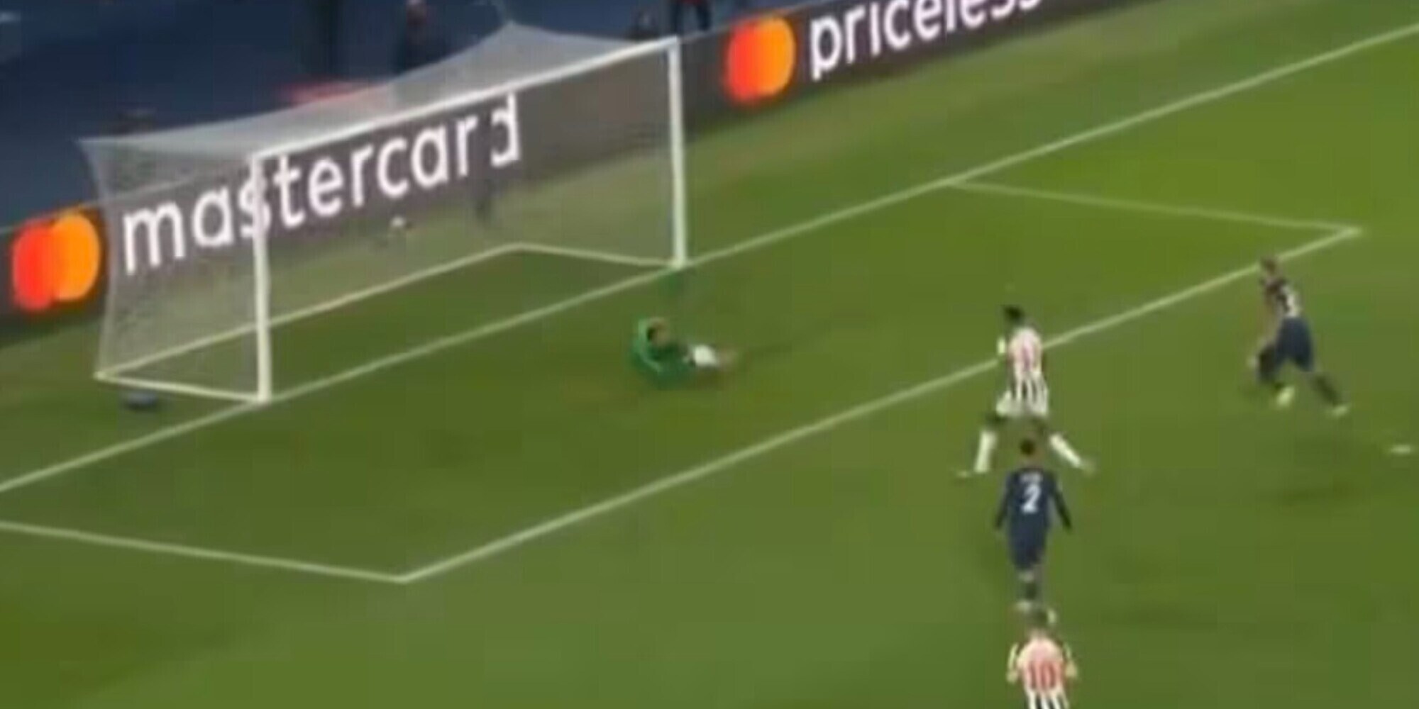 Donnarumma, papera incredibile durante Psg-Newcastle: furia sui social