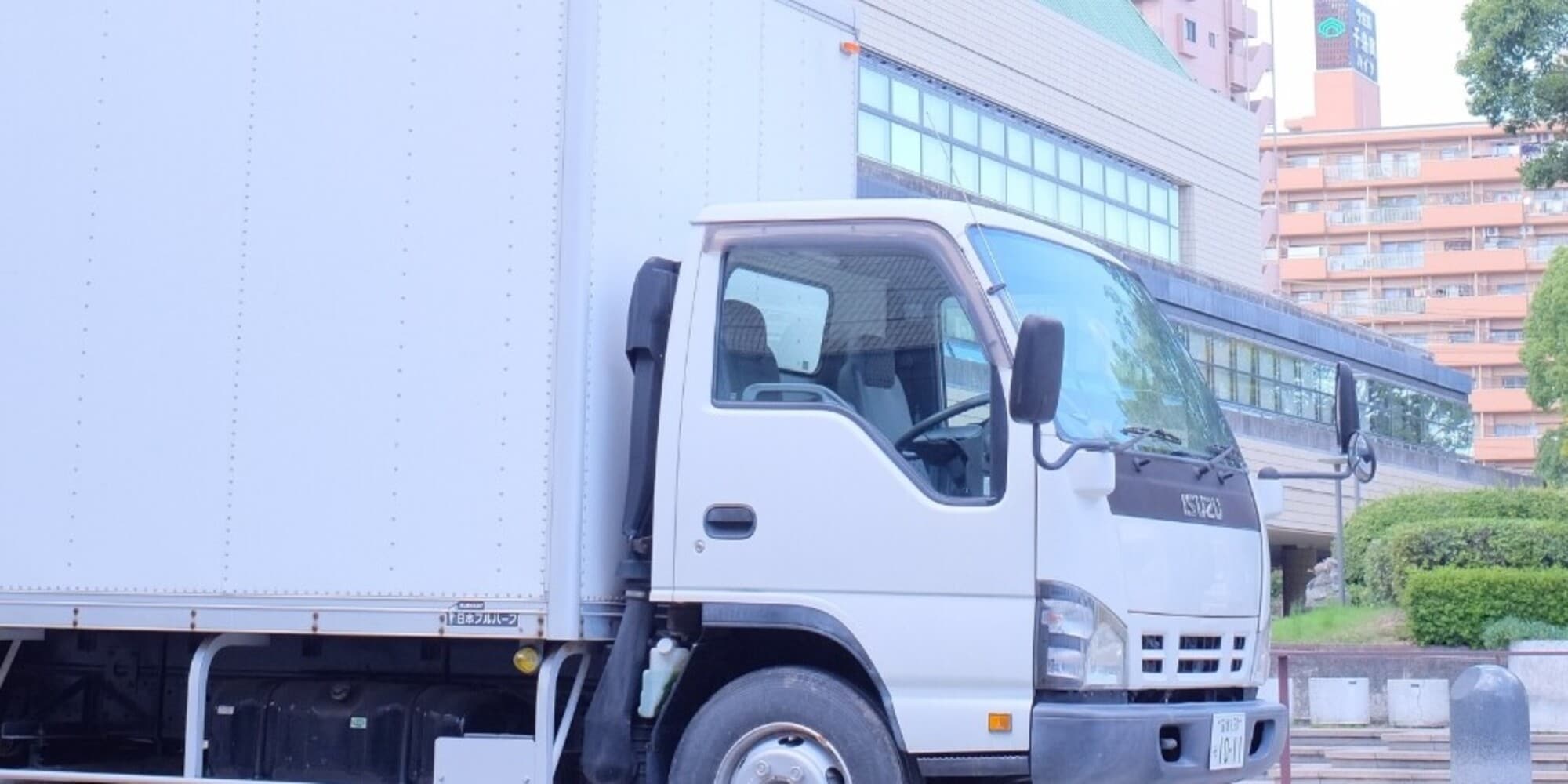 Ruba tutto il gasolio da un tir in sosta che ha appena fatto il pieno: denunciato