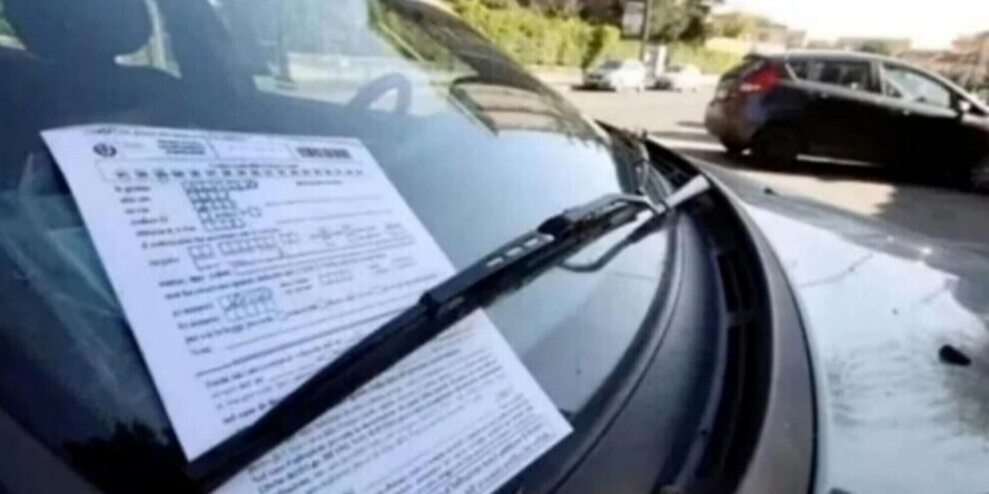 Allarme false multe a Milano: la nuova truffa è quella del parcheggio errato