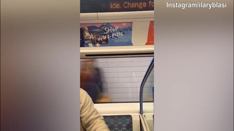 Ilary Blasi sbarca a Londra: eccola in metropolitana