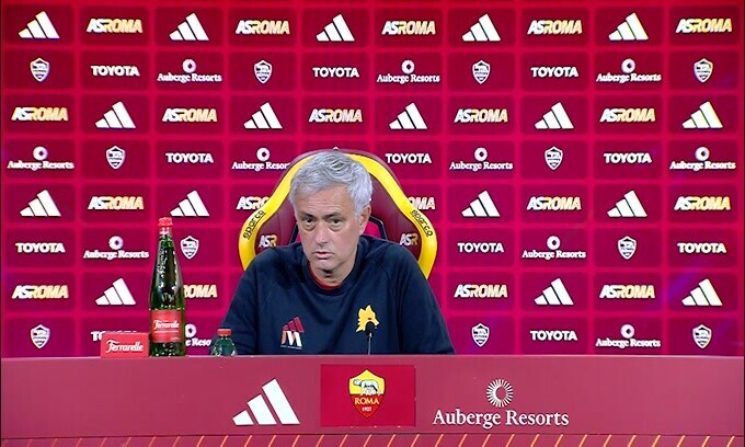 Mourinho: "Mi preoccupano arbitro e Var. Berardi? Amore e odio"