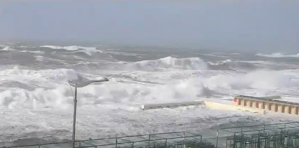 Una mareggiata distrugge il "gabbione" a Livorno