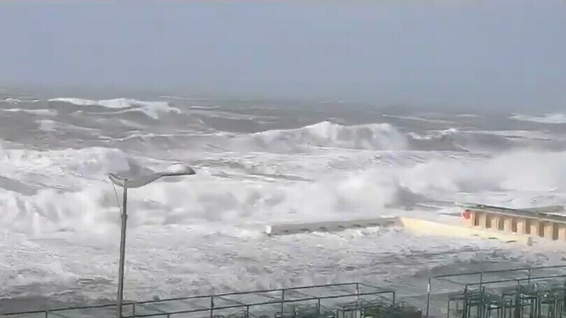 Una mareggiata distrugge il "gabbione" a Livorno