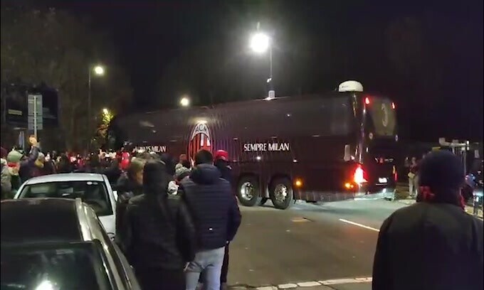 Milan, entusiasmo per l'arrivo del pullman a San Siro
