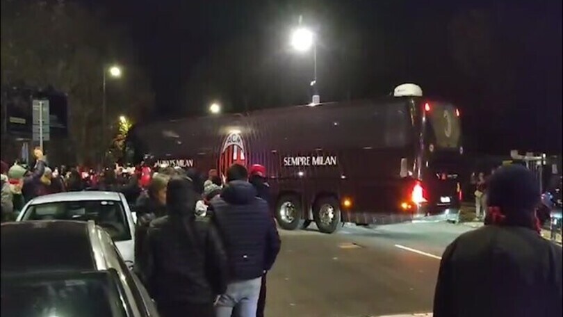 Milan, entusiasmo per l'arrivo del pullman a San Siro
