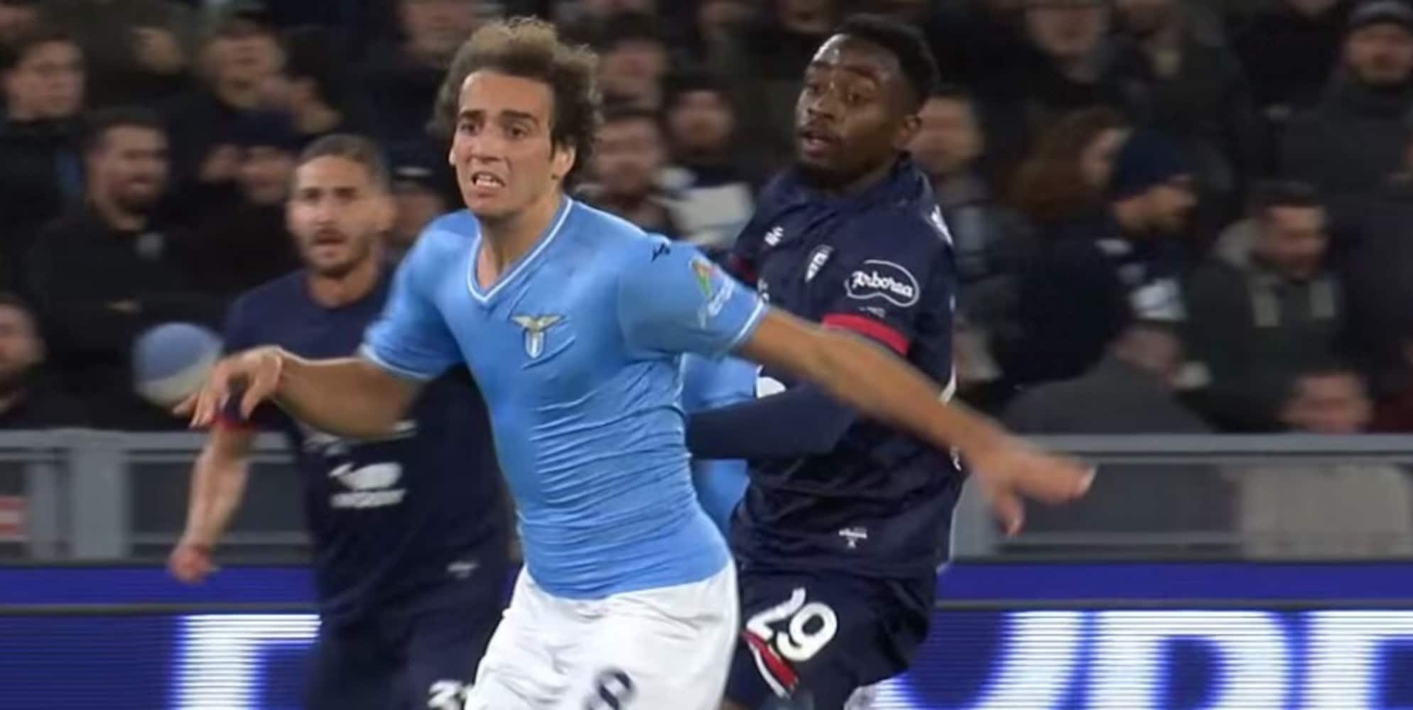 Moviola Lazio-Cagliari, Dionisi mediocre: l'errore grave sul rosso a Makoumbou