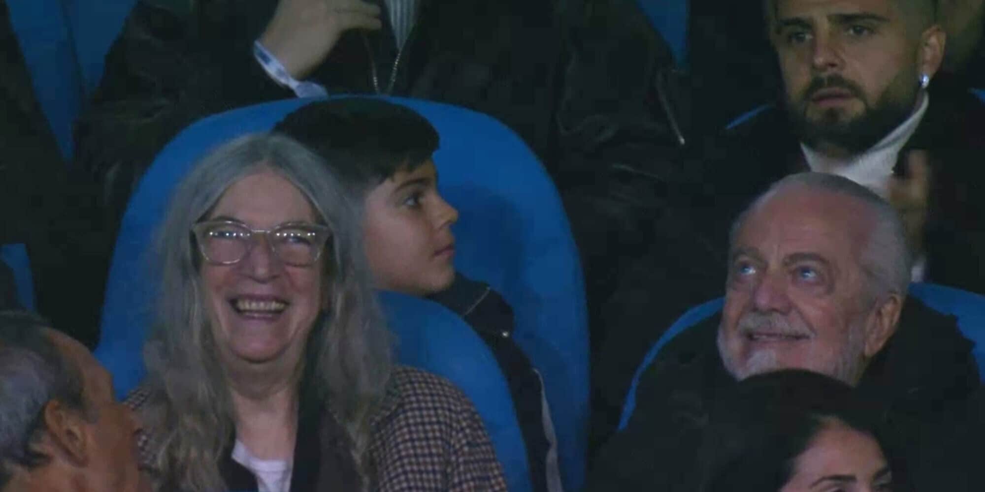 Patti Smith vicino a De Laurentiis: ospite speciale per Napoli-Inter