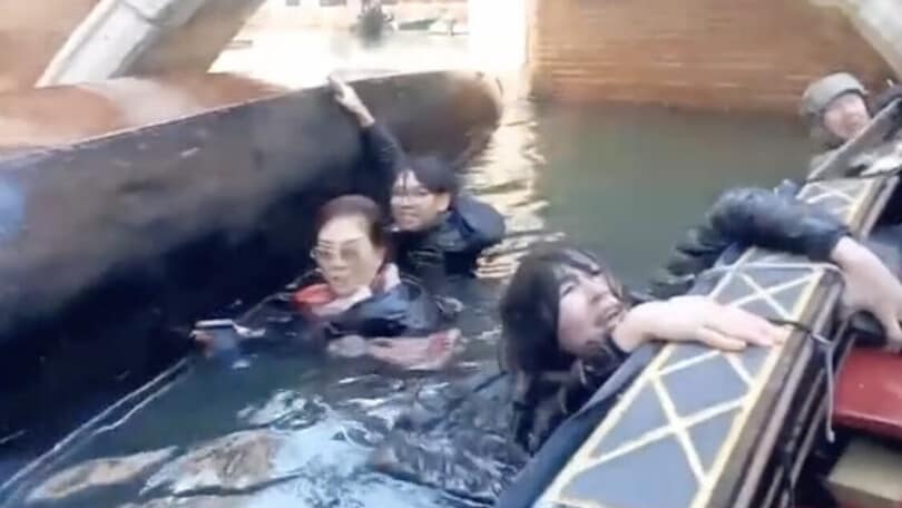 Paura a Venezia, una gondola si rovescia: turisti cinesi in acqua