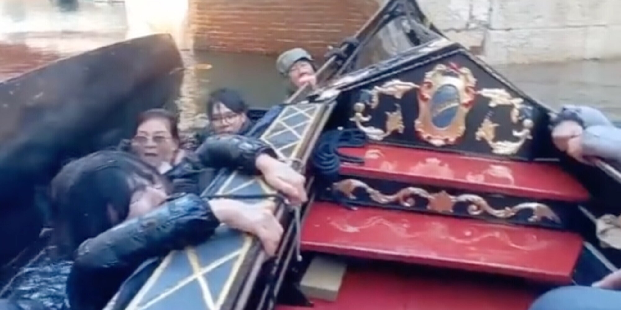 Incidente a Venezia, la gondola si ribalta e i turisti cinesi finiscono in acqua
