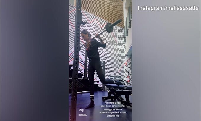 Melissa Satta, quanti pesi in palestra!